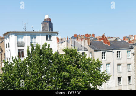 Avis de maisons urbaines et Tour Bretagne (Bretagne Tower) à Nantes, France Banque D'Images