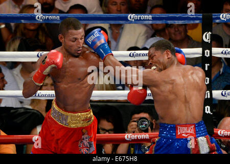 Août 16, 2014, Carson CA. (En bleu les lignes) USA's Shawn Porter va 12 tours avec la Grande-Bretagne Kell Brook samedi soir. Kell Brook a pris la victoire par décision majoritaire sur Shawn Porter pour le titre mondial IBF super-légers à l'Stub-Hub Centre. Photo par Gene Blevins/LA DAILYNEWS/ZumaPress Crédit : Gene Blevins/ZUMA/Alamy Fil Live News Banque D'Images