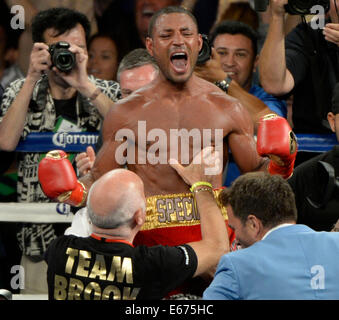 Août 16, 2014, Carson CA. Kell Brook réagit de la Grande-Bretagne a-t-il prend la victoire sur USA's Shawn Porter samedi soir. Kell Brook a gagné par décision majoritaire après 12 séries sur Shawn Porter pour le titre mondial IBF super-légers à l'Stub-Hub Centre. Photo par Gene Blevins/LA DAILYNEWS/ZumaPress Crédit : Gene Blevins/ZUMA/Alamy Fil Live News Banque D'Images