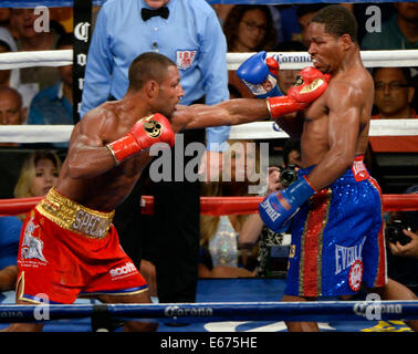 Kell Brook réagit a il prend la victoire sur Shawn Porter samedi soir. 16e Août, 2014. Kell Brook a gagné par décision majoritaire sur Shawn Porter pour le titre mondial IBF super-légers à l'Stub-Hub Centre. Photo par Gene Blevins/LA DAILYNEWS © Gene Blevins/ZUMA/Alamy Fil Live News Banque D'Images