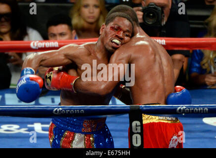 Août 16, 2014, Carson CA. (En bleu les lignes) USA's Shawn Porter va 12 tours avec la Grande-Bretagne Kell Brook samedi soir. Kell Brook a pris la victoire par décision majoritaire sur Shawn Porter pour le titre mondial IBF super-légers à l'Stub-Hub Centre. Photo par Gene Blevins/LA DAILYNEWS/ZumaPress Crédit : Gene Blevins/ZUMA/Alamy Fil Live News Banque D'Images