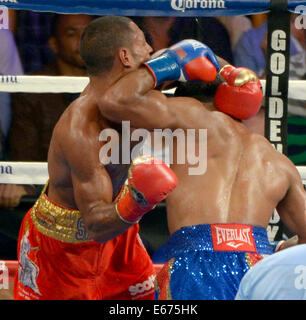 Août 16, 2014, Carson CA. (En bleu les lignes) USA's Shawn Porter va 12 tours avec la Grande-Bretagne Kell Brook samedi soir. Kell Brook a pris la victoire par décision majoritaire sur Shawn Porter pour le titre mondial IBF super-légers à l'Stub-Hub Centre. Photo par Gene Blevins/LA DAILYNEWS/ZumaPress Crédit : Gene Blevins/ZUMA/Alamy Fil Live News Banque D'Images