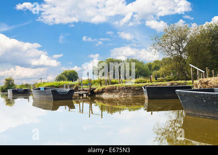 Bateaux en bois près de l'intercirculation dans village de Breca, dans le Parc Naturel Régional de Brière, France Banque D'Images