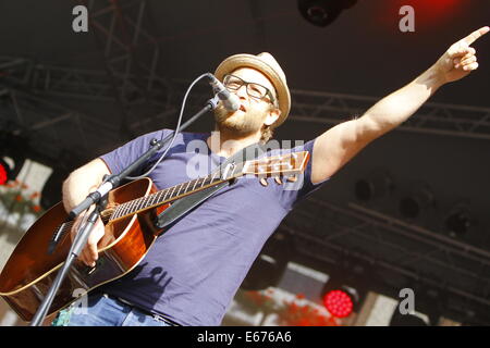 Worms, Allemagne. 16 août 2014. Gregor Meyle est représenté en live sur la scène du festival de jazz et de joie en 2014 vers. Le chanteur allemand Gregor Meyle joué en concert au Jazz Festival 2014 et la joie dans les vers. Crédit : Michael Debets/Alamy Live News Banque D'Images