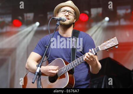 Worms, Allemagne. 16 août 2014. Gregor Meyle est représenté en live sur la scène du festival de jazz et de joie en 2014 vers. Le chanteur allemand Gregor Meyle joué en concert au Jazz Festival 2014 et la joie dans les vers. Crédit : Michael Debets/Alamy Live News Banque D'Images