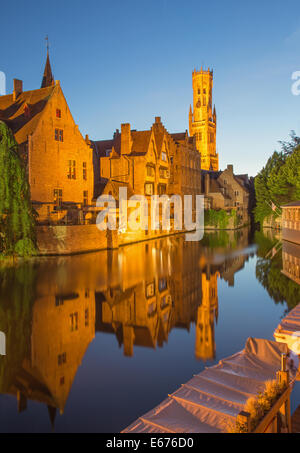 Bruges - Vue de la Rozenhoedkaai à Bruges avec le Perez de Malvenda house et Belfort van Brugge en arrière-plan Banque D'Images