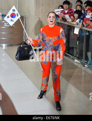 Séoul, Corée du Sud. 15 août 2014. La chanteuse Lady GAGA arrive à l'aéroport international de Gimpo à Séoul, Corée du Sud le 15 août 2014. Credit : AFLO/Alamy Live News Banque D'Images