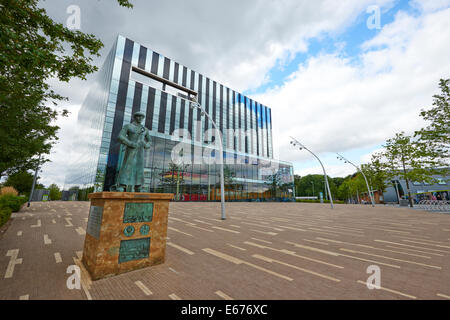 Le Cube avec le Memorial Statue d'un métallurgiste Corby à gauche rue George Corby Northamptonshire UK Banque D'Images