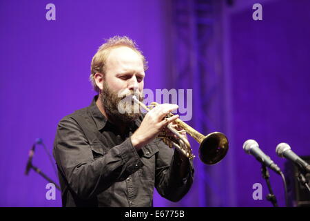 Worms, Allemagne. 16 août 2014. Le trompettiste Mathias Eick Mathias Eick du Quintet est représenté en live sur la scène du festival de jazz et de joie en 2014 vers. Le musicien de jazz norvégien Mathias Eick joué en direct avec son quintet au Festival de jazz et de joie en 2014 vers. Banque D'Images