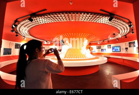 Nanjing. 17 août, 2014. Un visiteurs prend photo dans le Musée Olympique de Nanjing, à Nanjing, Aug.17, 2014. Situé dans le nord du village olympique de la jeunesse, Nanjing Olympic Museum couvre une aire de bâtiment de 7 896 mètres carrés et un espace d'exposition de 5, 034 mètres carrés. Sur le thème "transmettre la flamme à Nanjing jeune', l'exposition dans le musée, d'exposition près de 600 pièces d'objets de toutes sortes. © Yue Yuewei/Xinhua/Alamy Live News Banque D'Images