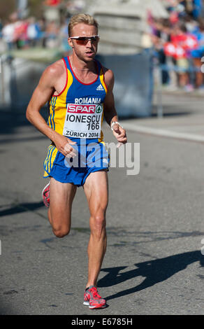 Zurich, Suisse. 17 août, 2014. Marius Ionescu (ROU) sur la voie difficile et escarpé du marathon masculin à l'European Athletics Championship 2014 à Zurich, Suisse. Crédit : Erik Tham/Alamy Live News Banque D'Images