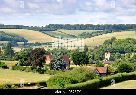 Argent - Chiltern Hills - vue sur vallée à Fingest village - Gîte de toits - tour de l'église - les collines boisées au-delà de la lumière du soleil - Banque D'Images