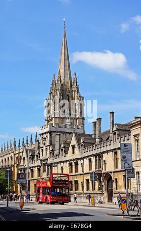 All Souls College et la flèche de l'église de l'Université de St Mary à l'arrière le long de High Street, Oxford, Oxfordshire, England, UK. Banque D'Images