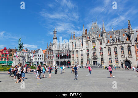 BRUGGE, BELGIQUE - le 13 juin 2014 : La Grand-Place, le Provinciaal Hof édifice gothique, et l'Historium bâtiment. Banque D'Images