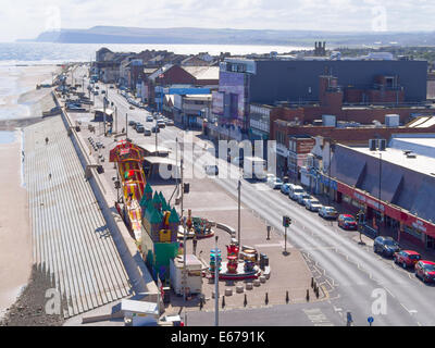 Vue à partir de la balise de Redcar ou jetée à la verticale vers le sud le long de la promenade avec l'été pour l'attraction Banque D'Images