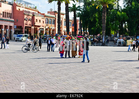 Place Jemaa el-Fna, l'eau,Bonjour,Dates, écrous,fraises,Paul Street,Voyages et photographe de paysage,Marrakech,Maroc Banque D'Images