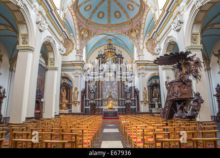 BRUGES, BELGIQUE - le 13 juin 2014 : La nef de l'église des Carmélites (Karmelietenkerk) Banque D'Images