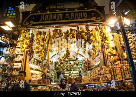 Le fromage et ajoutez du piquant à la vente sur le marché aux épices Istanbul Banque D'Images