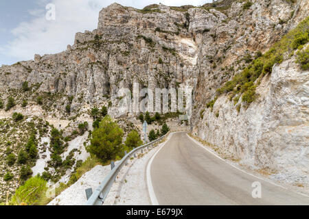 Route de montagne étroite qui traverse le parc national Sierra del Chaparral en Espagne tout près de la Costa Del Sol Banque D'Images