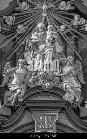 BRUGES, BELGIQUE - le 13 juin 2014 : La statue de st. Joseph avec l'enfant et angesl sur l'autel principal dans Karmelietenkerk Banque D'Images