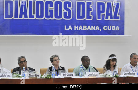 (140817) -- LA HAVANE, 17 août 2014 (Xinhua) -- Les membres du premier groupe de conflit armé colombien victimes assister à la paix dialogue entre le Gouvernement colombien et le groupe rebelle des Forces armées révolutionnaires de Colombie (FARC), à La Havane, Cuba, le 16 août 2014. Un groupe de 12 victimes du conflit armé en Colombie, a commencé samedi à témoigner lors des négociations de paix en cours à Cuba. (Xinhua/Jose Merino Tito/Prensa Latina) Banque D'Images