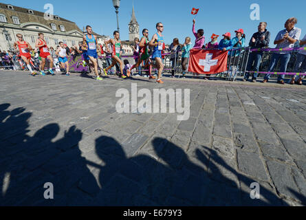 Zurich, Suisse. 17 août, 2014. Les athlètes concourent dans l'épreuve du marathon des Championnats d'Europe d'athlétisme 2014 à Zurich, Suisse, le 17 août 2014. Photo : Rainer Jensen/dpa/Alamy Live News Banque D'Images