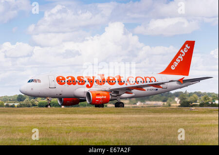 EasyJet un Airbus A319 qui décolle de l'aéroport de Luton en Angleterre , Angleterre , Royaume-Uni Banque D'Images