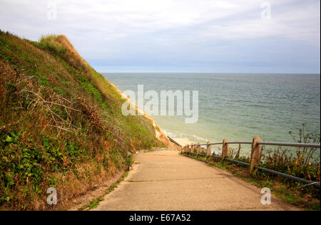 Une vue de l'accès à la plage avec une marée haute à Overstrand, Norfolk, Angleterre, Royaume-Uni. Banque D'Images