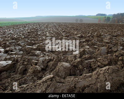 Thème de l'agriculture montrant un angle bas tourné d'un champ labouré dans le sud de l'Allemagne au moment de l'automne Banque D'Images