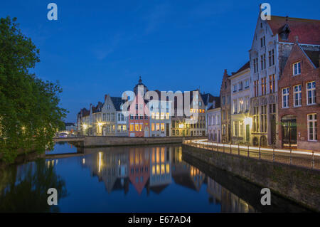 Bruges - Canal et st. Verversdijk Annarei et rues au crépuscule du soir. Banque D'Images