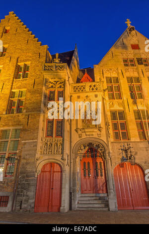 Bruges - maison de naissance de Jan van Eyck dans le crépuscule du soir. Banque D'Images