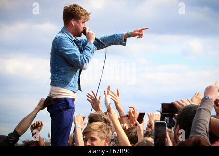 Chelmsford, Essex, Royaume-Uni. 16e Août, 2014. Kaiser Chiefs chanteur RICKY Wilson à la scène V Fest, Banque D'Images