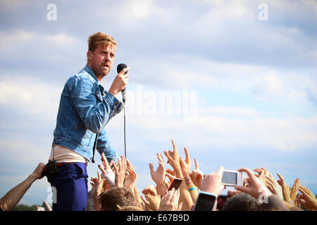 Chelmsford, Essex, Royaume-Uni. 16e Août, 2014. Kaiser Chiefs chanteur RICKY Wilson à la scène V Fest, Banque D'Images