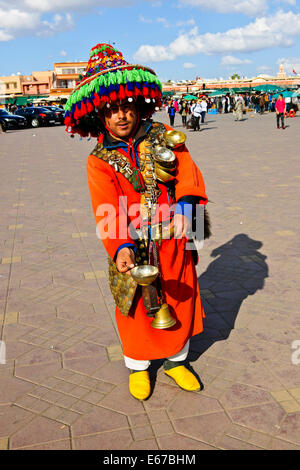 Les garçons l'eau,Place Jemaa el-Fna, l'eau,Bonjour,Dates, écrous,fraises,Paul Street,Voyages et photographe de paysage,Marrakech,Maroc Banque D'Images