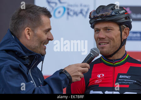 Hammerfest, Norvège. 17 août, 2014. Course de l'Arctique de la Norvège 2014, jour 3 Thor Hushovd (BMC) est interviewé avant sa dernière course professionnelle sur le sol norvégien dans sa carrière avant la dernière étape de l'Arctique de la Norvège à Hammerfest, Norvège. La scène était de 165 km avec départ et arrivée à Tromsoe. Credit : Radarfoto/Alamy Live News Banque D'Images