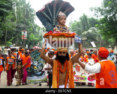 (140817) -- Dhaka, le 17 août 2014 (Xinhua) -- la population hindoue bangladaise prendre part à l'Krishna Janmashtami festival à Dhaka, Bangladesh, le 17 août, 2014. Le festival, qui marque la naissance du Seigneur Krishna, est célébré à travers le Bangladesh le dimanche. (Xinhua/Shariful Islam) Banque D'Images