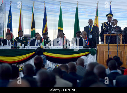 (140817) -- Victoria Falls, 17 août 2014 (Xinhua) -- Le président zimbabwéen Robert Mugabe prend la parole lors du 34e Sommet de la Communauté de développement de l'Afrique australe (SADC) Chefs d'Etats et de gouvernement à Victoria Falls, Zimbabwe, du 17 août 2014. La séance est ouverte ici dimanche.(Xinhua/Wang Bo) (DZL) Banque D'Images