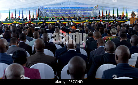 (140817) -- Victoria Falls, 17 août 2014 (Xinhua) -- le 34ème sommet de la Communauté de développement de l'Afrique australe (SADC) Chefs d'Etat et de gouvernement s'est tenue à Victoria Falls, Zimbabwe, du 17 août 2014. La séance est ouverte ici dimanche.(Xinhua/Wang Bo) (DZL) Banque D'Images