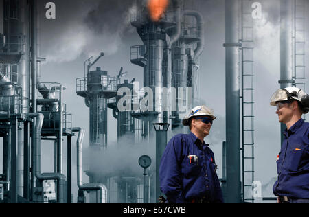 Raffinerie de pétrole et des travailleurs, les flammes et les incendies géants Banque D'Images