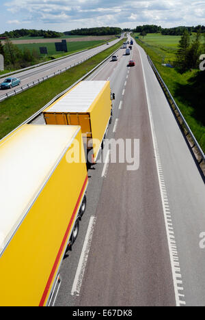 Camions sur une longue ligne droite de l'autoroute, elevated view Banque D'Images