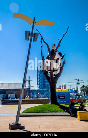 Dans un arbre de vache art contemporain sculpture par John Kelly, l'installation d'art public dans les Docklands Melbourne Docklands Banque D'Images