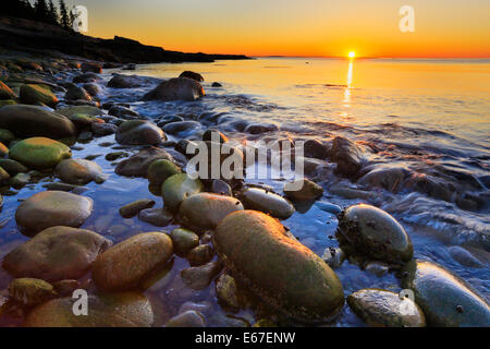 Le lever du soleil, Blueberry Hill, la péninsule de Schoodic, Acadia National Park, Maine, USA Banque D'Images