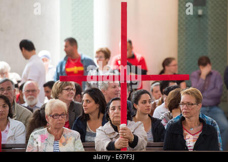 Berlin, Allemagne. 17 août, 2014. Les croyants prennent part à un service oecuménique pour les persécutés les chrétiens en Irak et de la Syrie dans la Cathédrale Saint Hedwig de Berlin, Allemagne, 17 août 2014. Photo : Maurizio Gambarini/dpa/Alamy Live News Banque D'Images