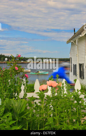 En face de motards Elsas Inn, Prospect Harbor Point Lighthouse, Prospect Harbor, Maine, USA Banque D'Images