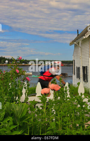 En face de motards Elsas Inn, Prospect Harbor Point Lighthouse, Prospect Harbor, Maine, USA Banque D'Images