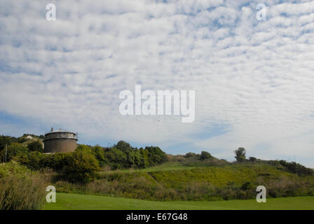 Eastcliff Coquelles avec Tour Martello à l'arrière-plan Banque D'Images