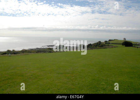 Eastcliff avec le Folkestone Warren et une tour Martello à l'arrière-plan Banque D'Images