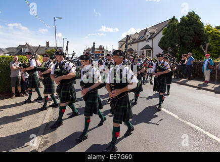 En prélude à l'Highland Games à Brodick, sur l'île d'Arran, l'île d'Arran pipe band mène quatre bandes du tuyau dans le pa Banque D'Images