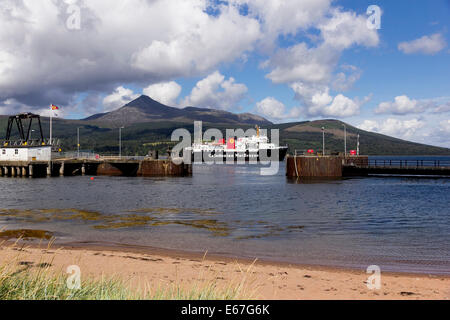 À Brodick, l'île d'Arran ferry Caledonian MacBrayne service géré par d'Ardrossan. Montagnes d'Arran en arrière-plan, en Banque D'Images