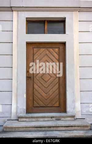 Vieille porte de bois de Cesky Krumlov, République Tchèque Banque D'Images